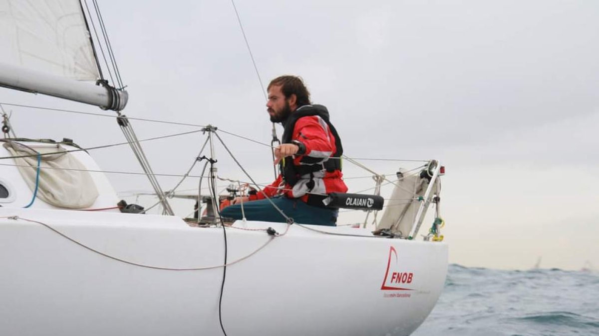 «Navegando en solitario duermes en franjas de quince minutos porque el barco no para»