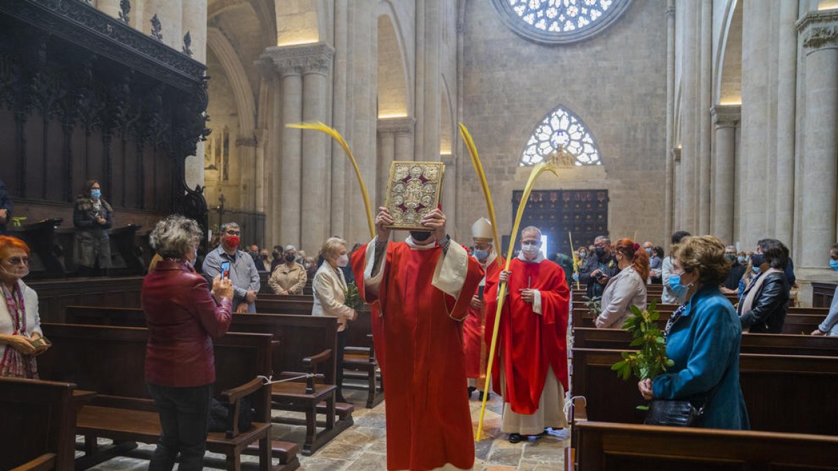 Un Diumenge de Rams de palmes i viacrucis de la Sang a l'interior de la Catedral de Tarragona