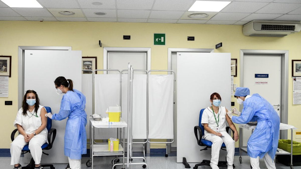 Els països de la Unió Europea comencen a posar les primeres vacunes de Pfizer contra la covid