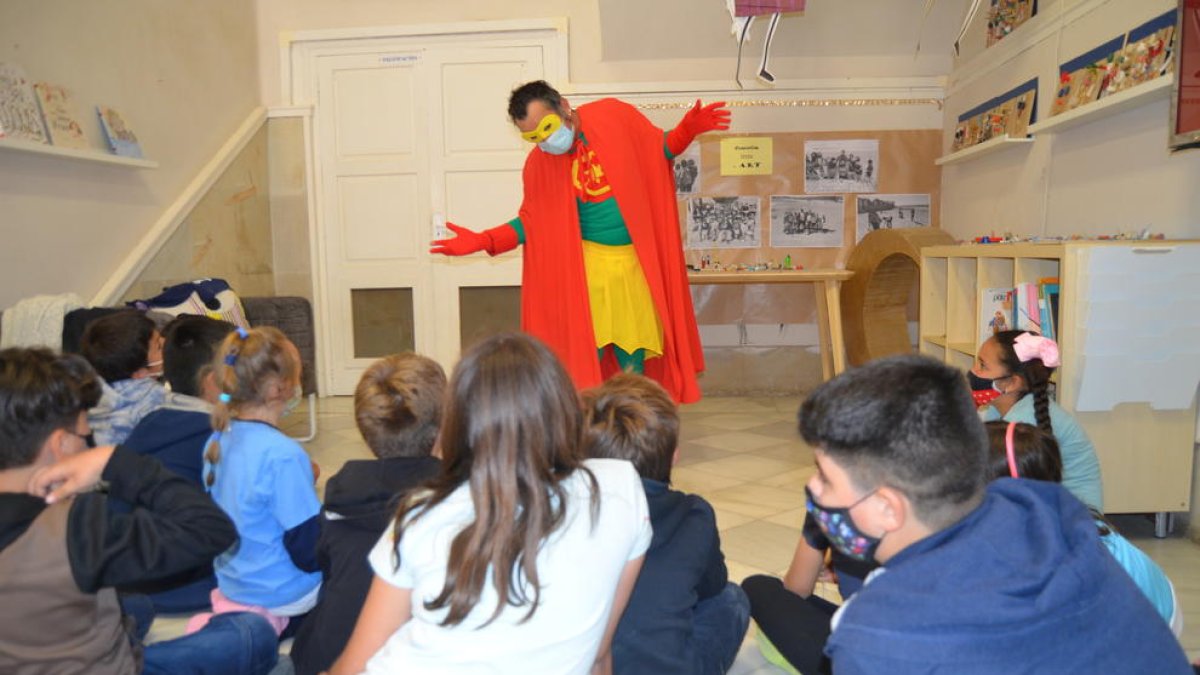 'Super plastic hunter' va a la escuela