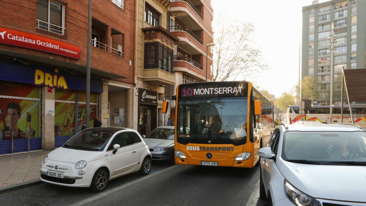 Quejas porque el billete del autobús urbano no puede pagarse en efectivo