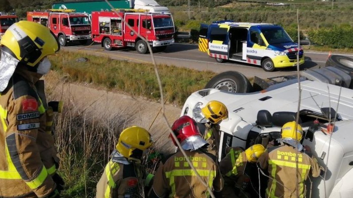 Atrapado un conductor después de volcar con el camión a su paso por la AP-7 en Freginals