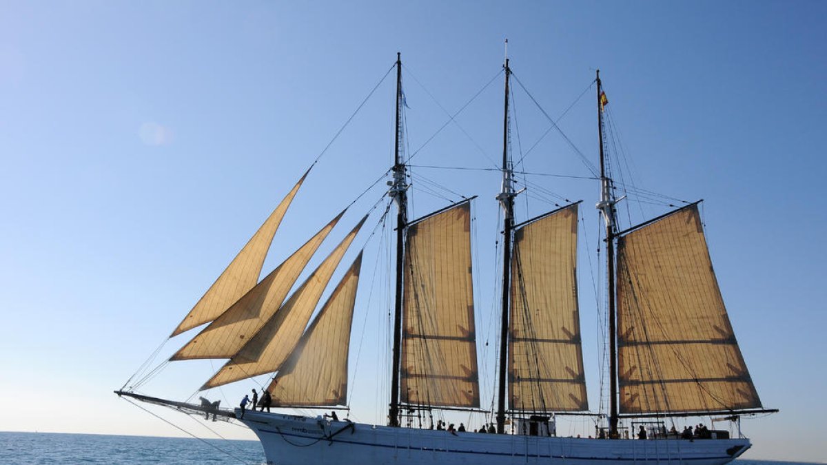 El pailebote Santa Eulàlia atraca en el Moll de Costa del Port de Tarragona