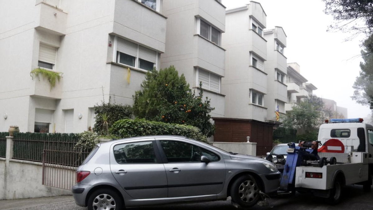 Intenta recuperar el coche retirado por la grúa en Vic y lo detienen por una causa judicial pendiente