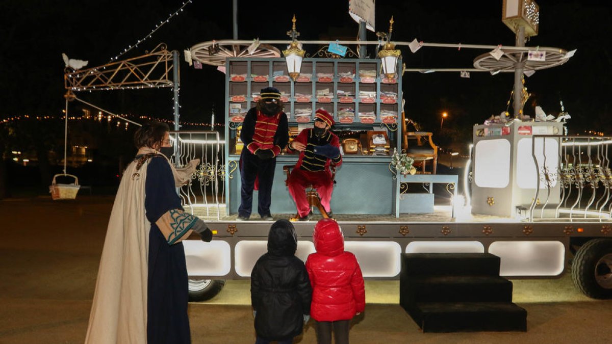 Els Reis d'Orient reben els primers infants al seu campament de Reus