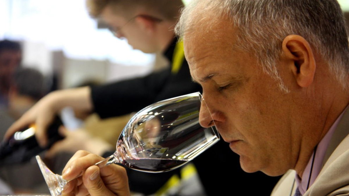 Primer plano de un asistente a la presentación de la Feria del Vino de Falset a la Feria Alimentaria 2018. Imagen del 17 de abril del 2018. (Horizontal)