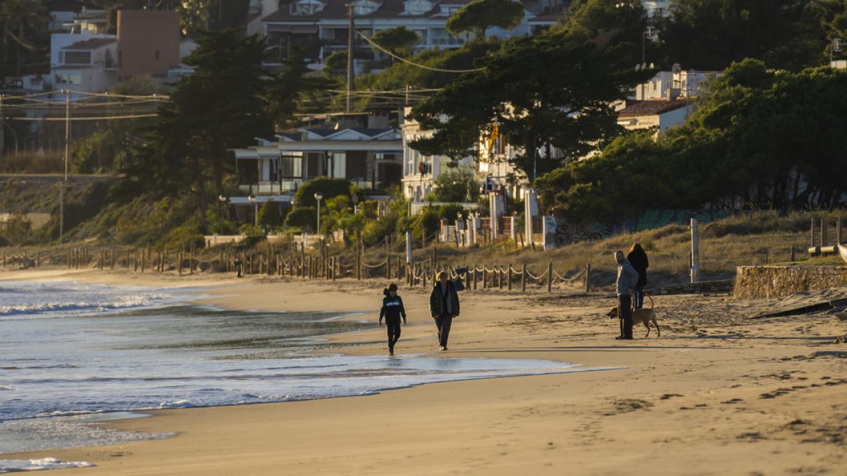 La platja Llarga, novament sense sorra per la llevantada d'ahir