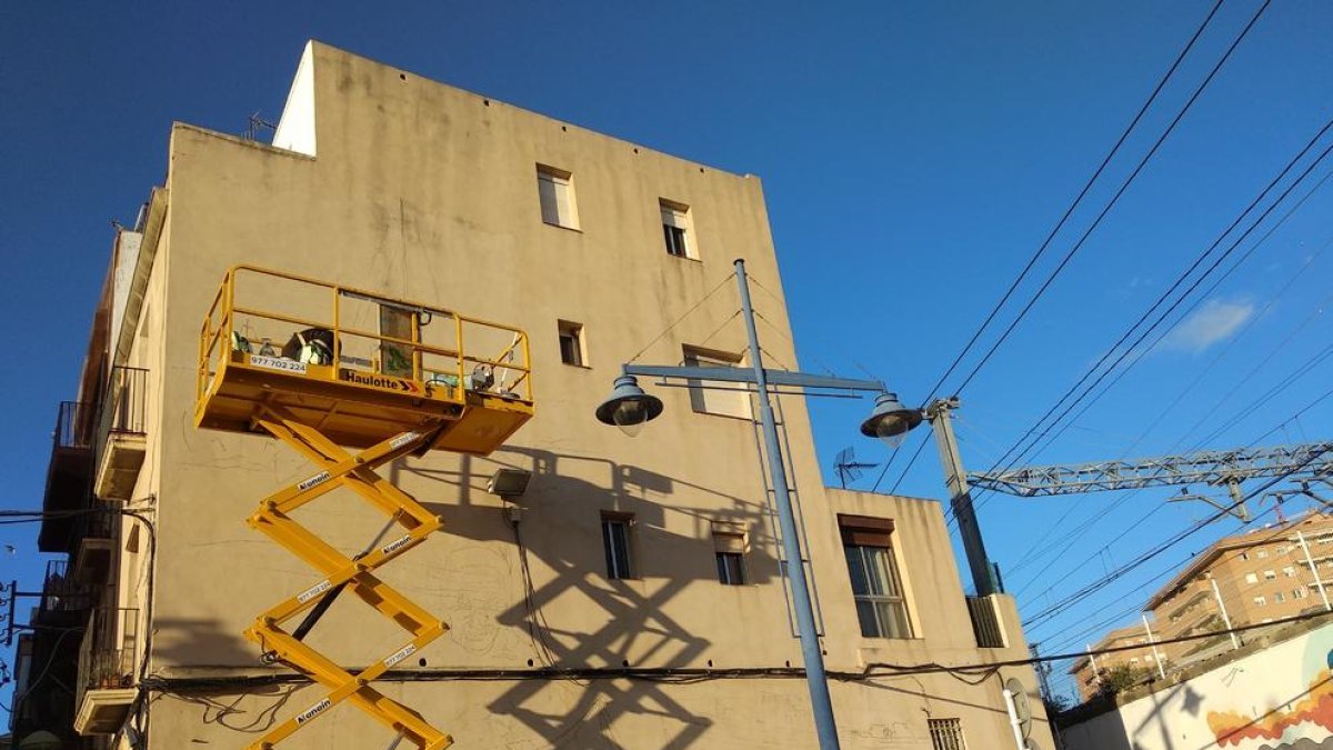 Una mujer 'remendadora' será la protagonista de un muro en el barrio del Serrallo