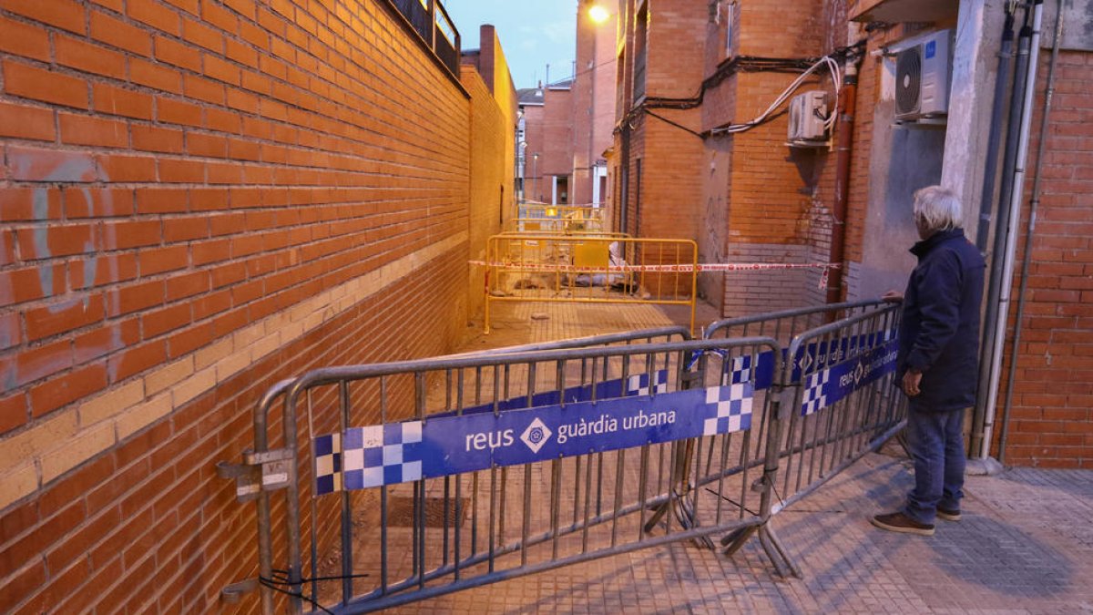 «Hace un mes que tenemos un agujero abierto, cerca de la escuela y por donde pasa gas»