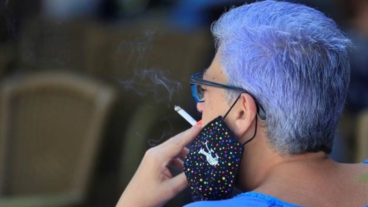 Demanen a Sanitat que fumar no sigui una excepció per poder-se treure la mascareta