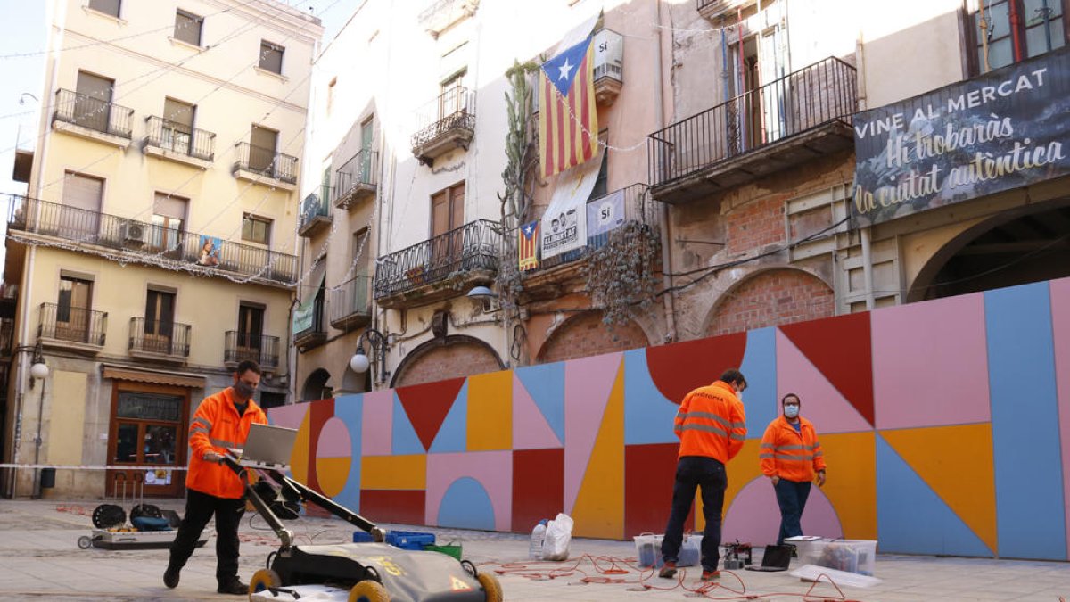 Valls analiza el subsuelo que esconde la emblemática plaza del Aceite