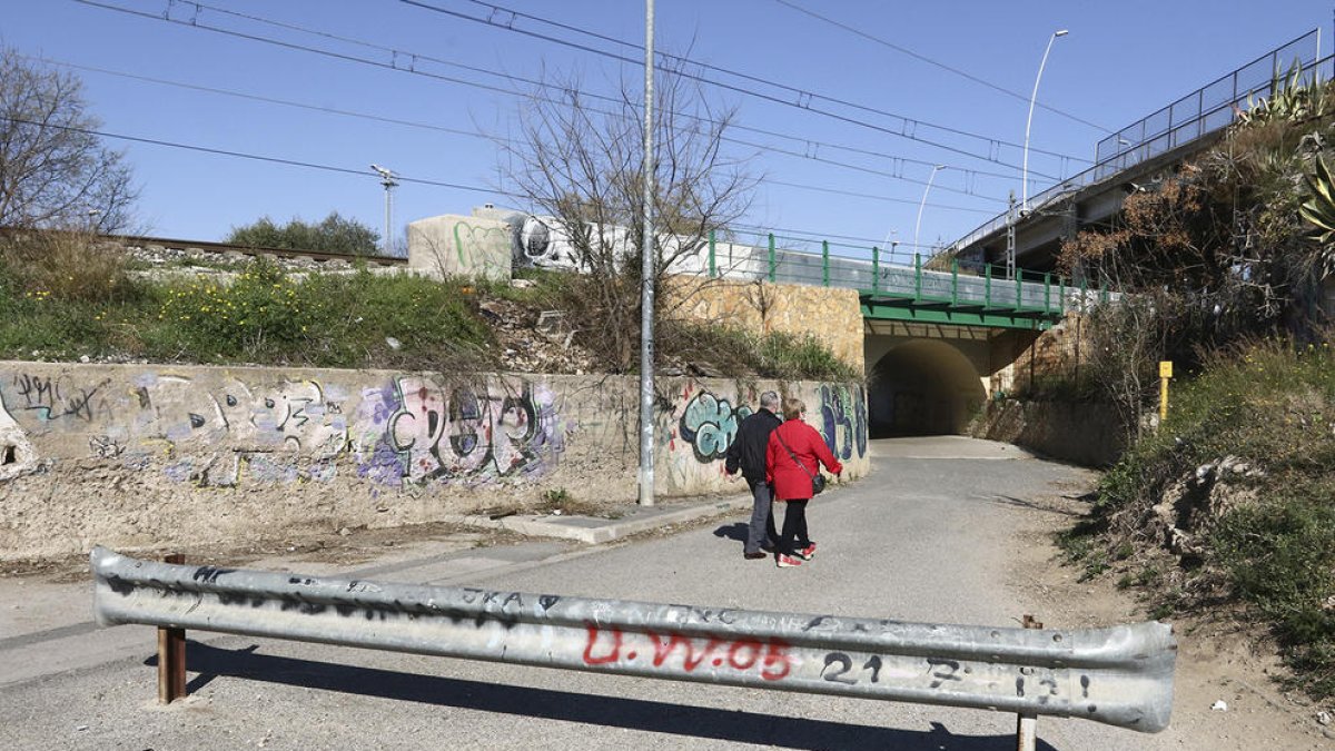 Los vecinos reclaman la puesta al día de los actuales pasos de la vía de Bellissens de Reus