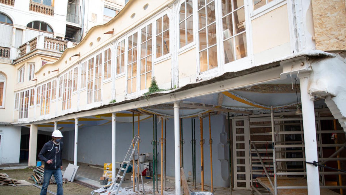 Empieza la restauración de las vigas en mal estado del Teatro Metropol