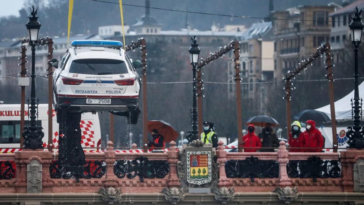Mor un ertzaina a Donostia després de caure al riu amb el cotxe patrulla que conduïa