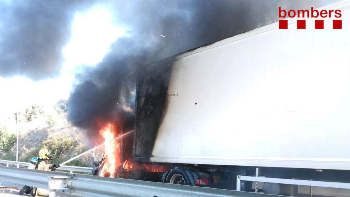 Afectacions a l'AP-7 a Tarragona a causa de l'incendi d'un camió