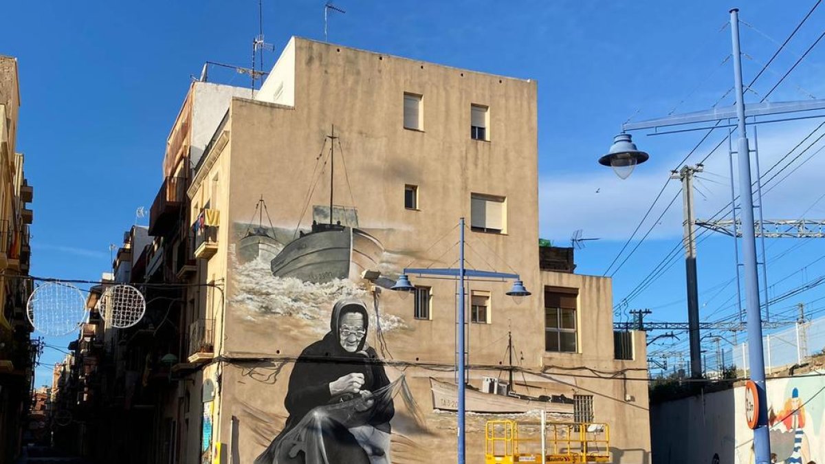 La dona 'remendadora' d'Orion Leim ja llueix al Serrallo