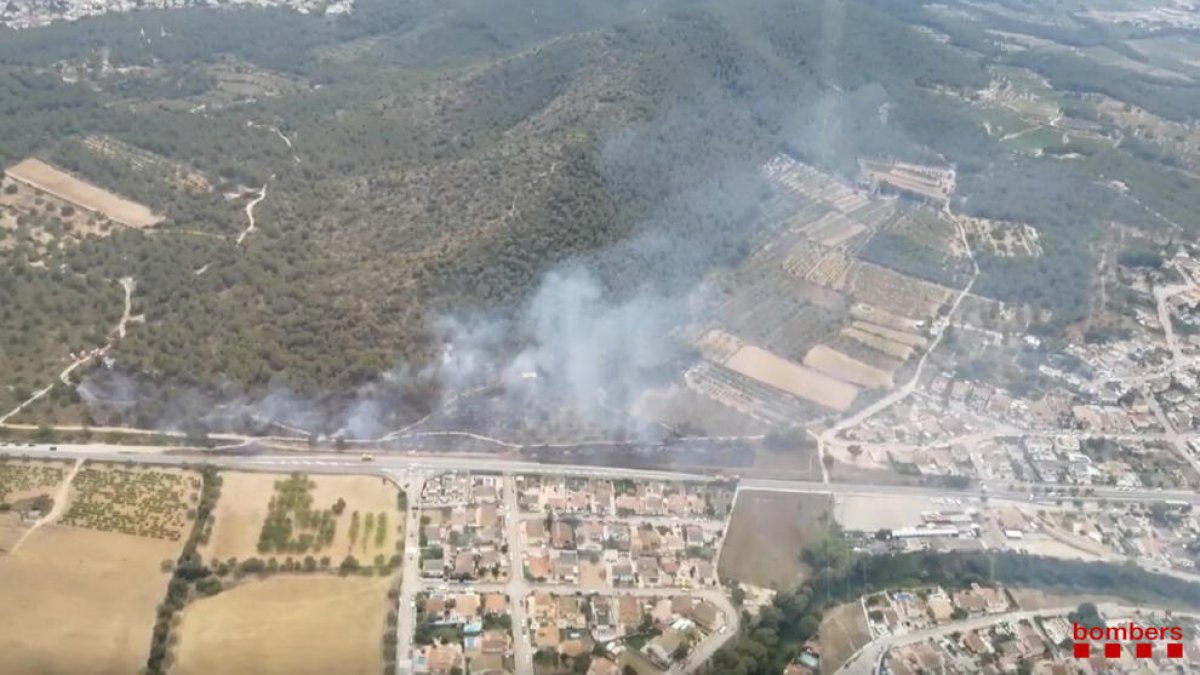 Cortan la C-51 en el Vendrell a causa de un incendio de vegetación