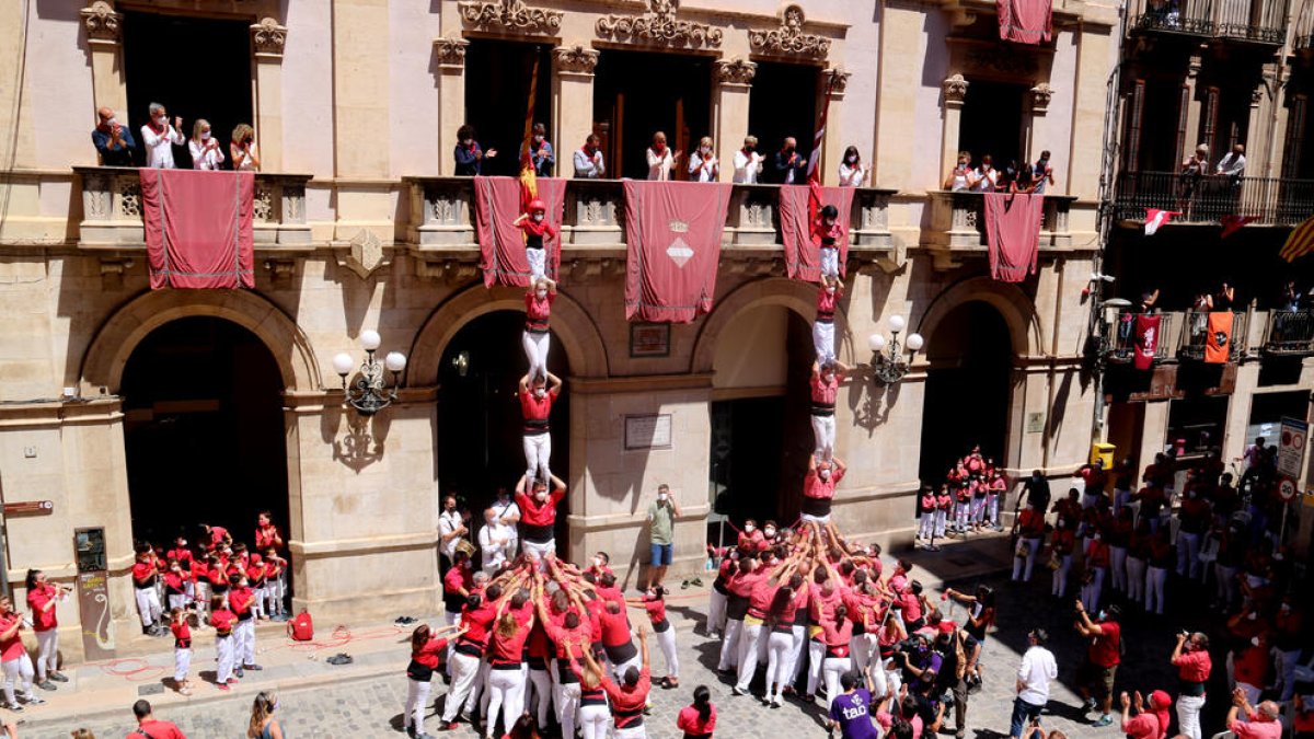 L'emoció esclata a la plaça del Blat de Valls en el retorn dels castells