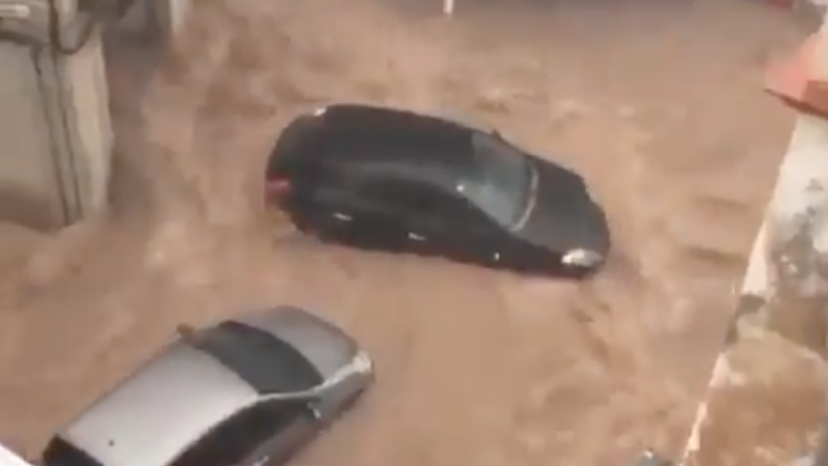 La lluvia provoca inundaciones en la vía pública en Alcanar