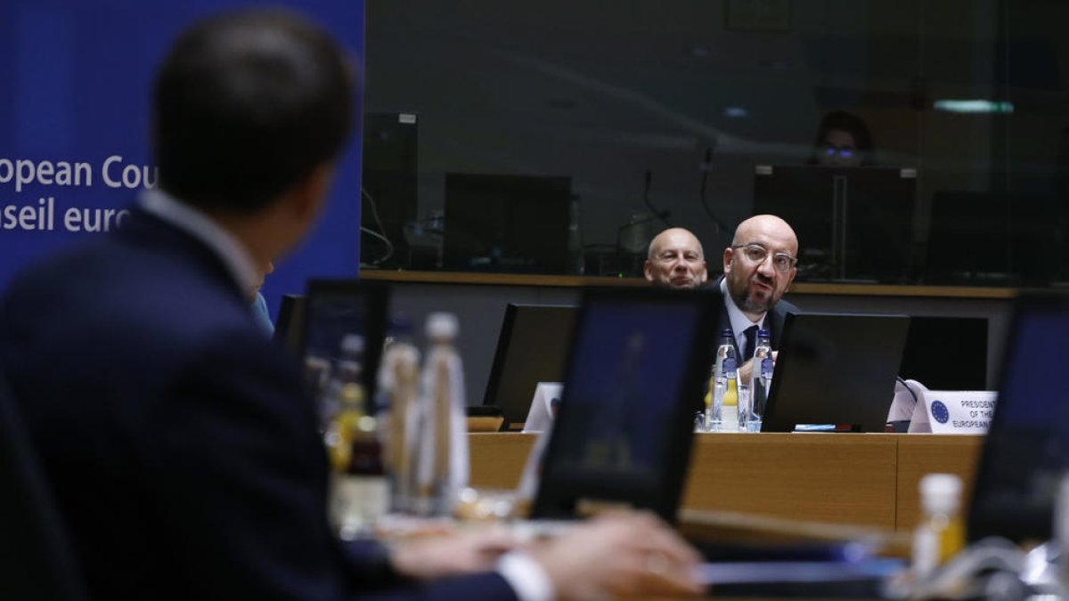 Els líders europeus acorden aplicar el passaport sanitari «d'una manera que asseguri el ple retorn al lliure moviment»