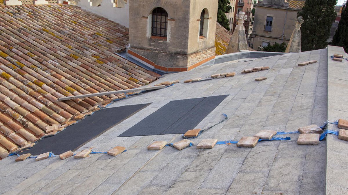 La Catedral de Tarragona restaura les teulades malmeses per filtracions d'aigua
