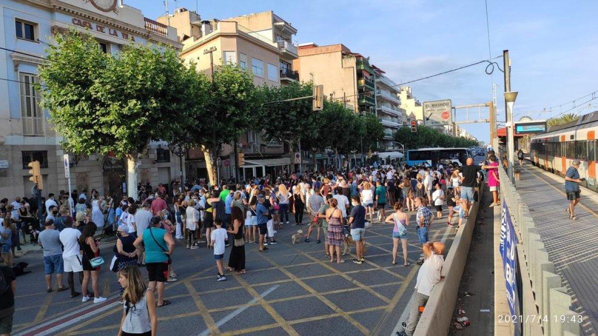 Desenes de persones tallen l'N-II al Masnou exigint «seguretat» al municipi