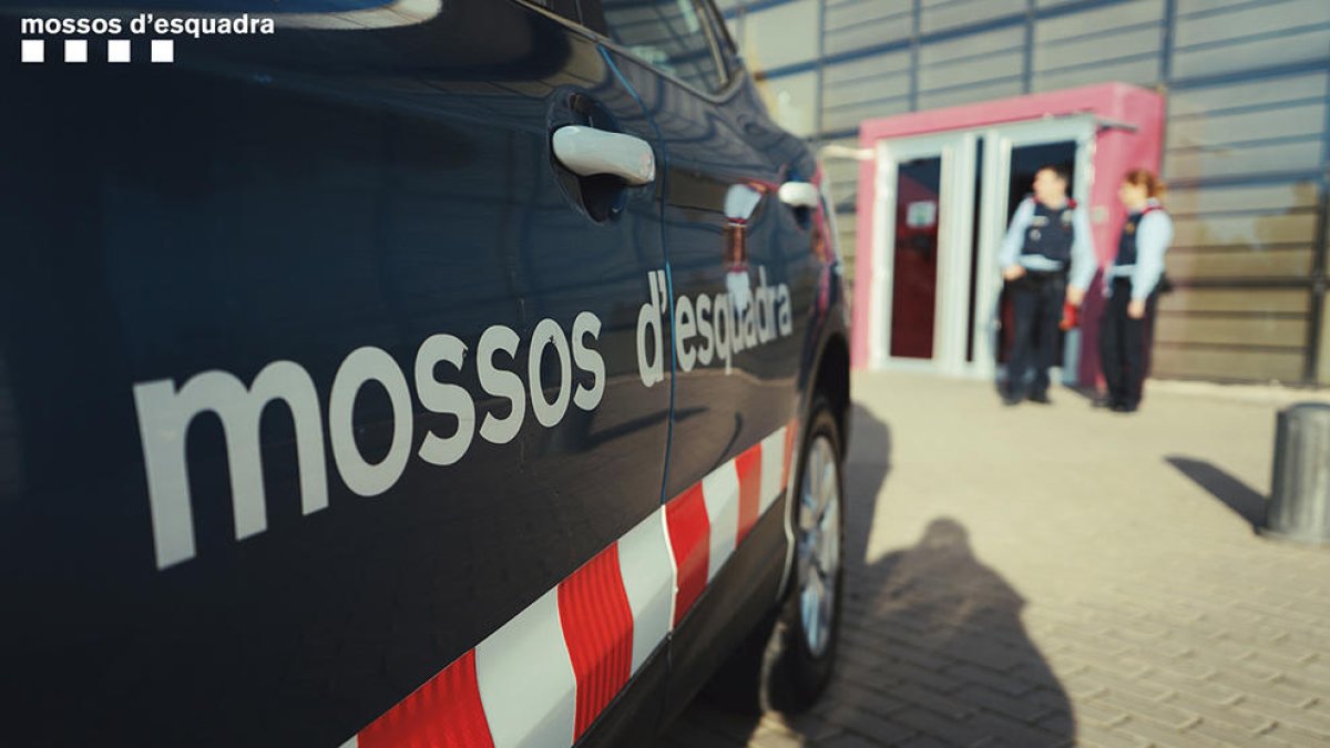 Los Mossos buscan a un hombre que habría prendido fuego a la puerta de un piso de Terrassa después de rociarla con gasolina