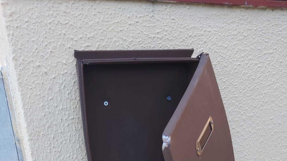 Un grupo de vándalos destroza buzones de correos con petardos durante la noche de Sant Joan a los Pallareses