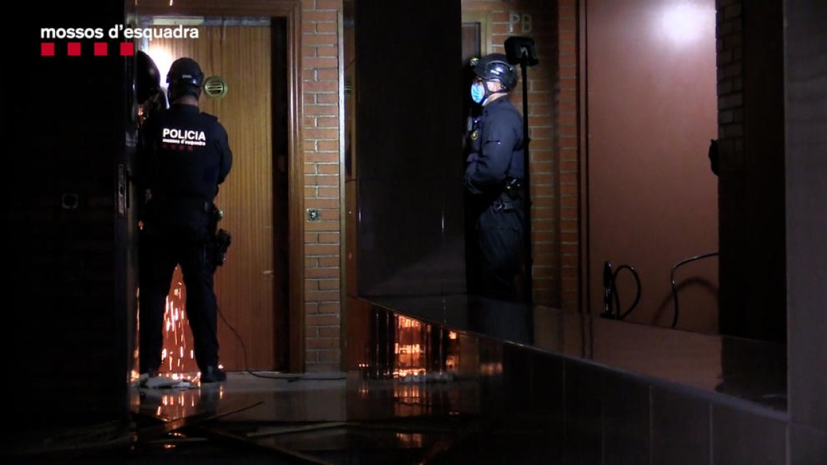 Desarticulada una banda de dos clans familiars de Barcelona dedicada al tràfic de cocaïna, marihuana i armes