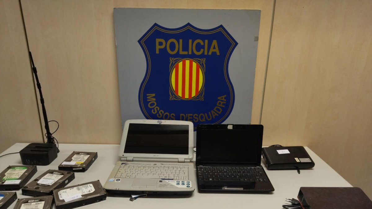 Detinguts per manipular els ordinadors d'una botiga de les Gavarres per fer transaccions i obtenir beneficis econòmics amb criptomonedes