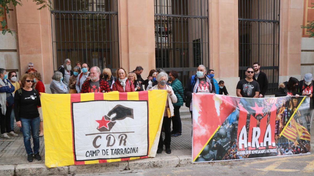 L'acusada de cremar una bandera espanyola a Tarragona no es presenta al jutjat i s'empara en la llibertat d'expressió