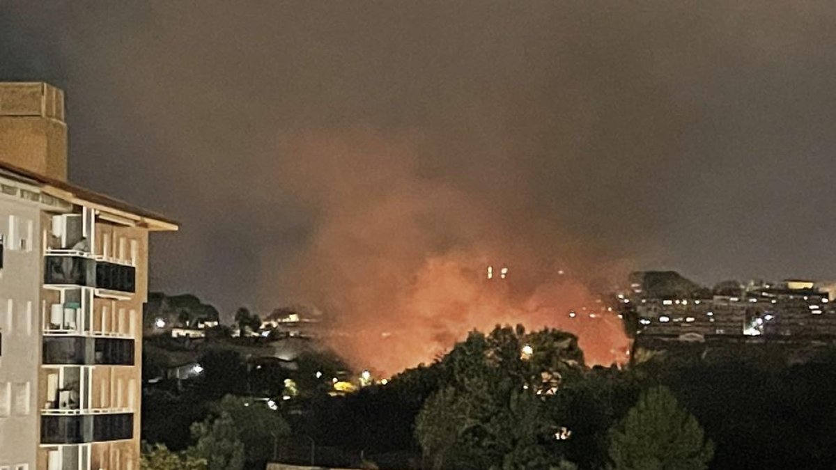 Un incendio de matorrales enciende las alarmas en el Valle del Arrebatamiento de Tarragona