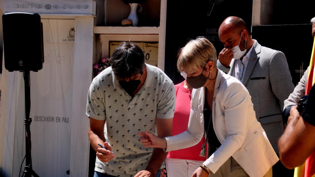 Justicia deposita en el cementerio de Miravet un centenar de restos óseos de combatientes no identificados