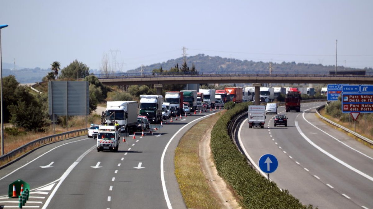 Tercer carril, más aparcamiento y nuevos accesos: los deberes pendientes al AP-7 sur 20 meses después de la liberación