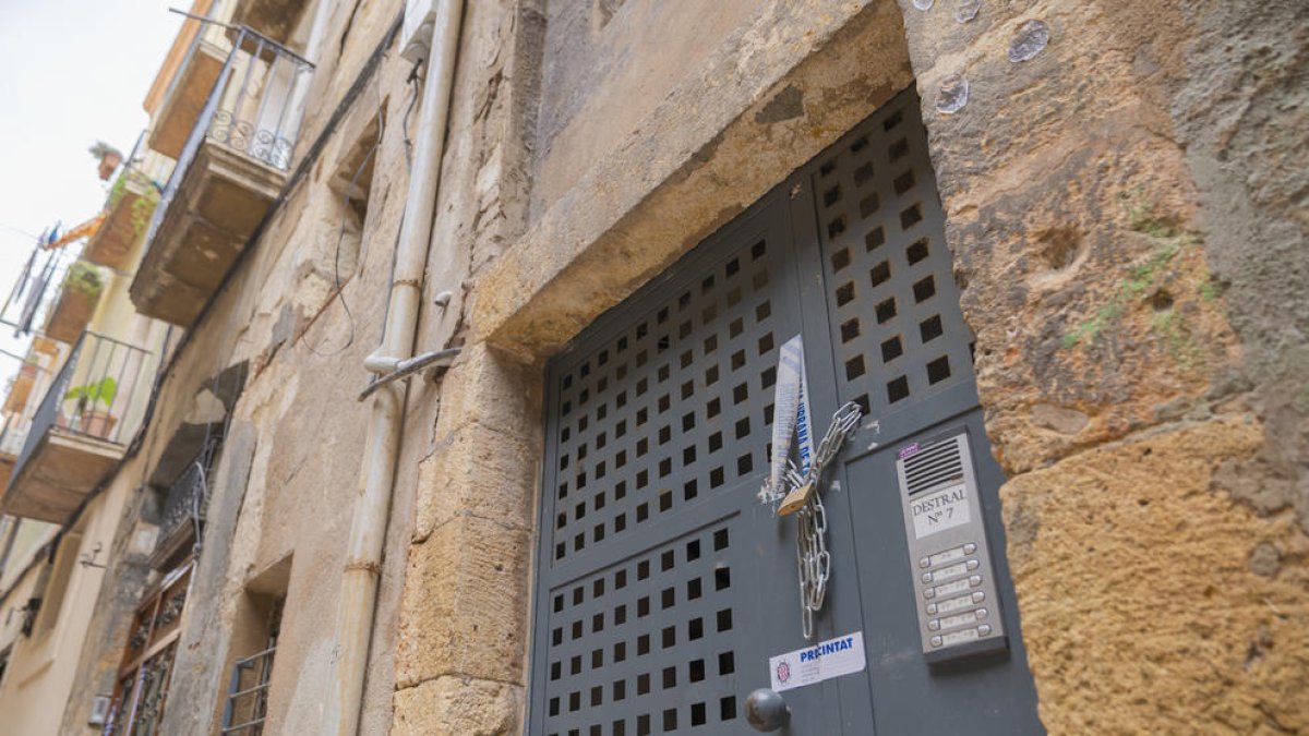 Fa obres per forçar la marxa d'uns ocupes i és denunciat per assetjament