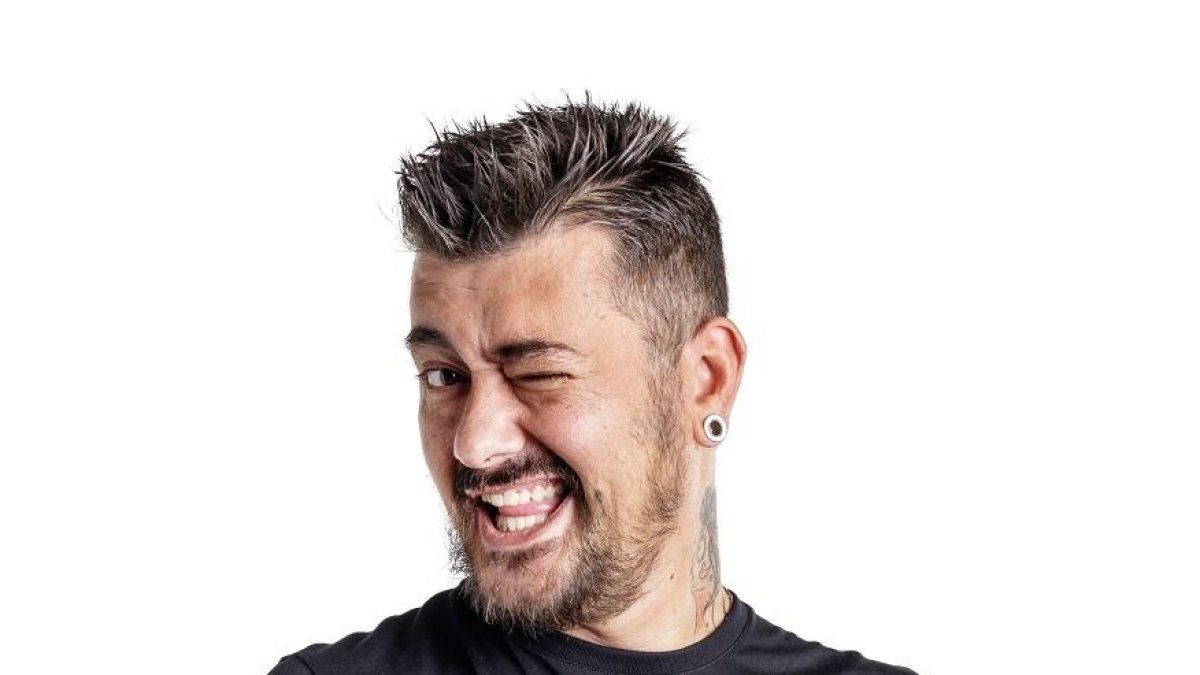 Multen amb més de 3.600 euros sis activistes del Vendrell per irrompre amb un manifest feminista en un xou de Toni Moog