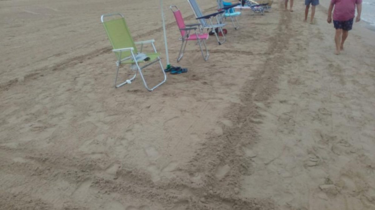 Usuaris de la platja de Salou reserven i es 'parcel·len' la sorra a primera hora