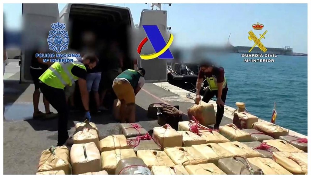 Cau organització que anava a introduir 12 tones d'haixix en llanxes