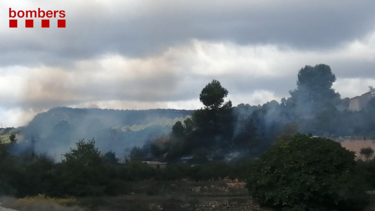 Los bomberos despliegan una decena de dotaciones y un helicóptero para combatir un incendio en l'Espluga de Francolí
