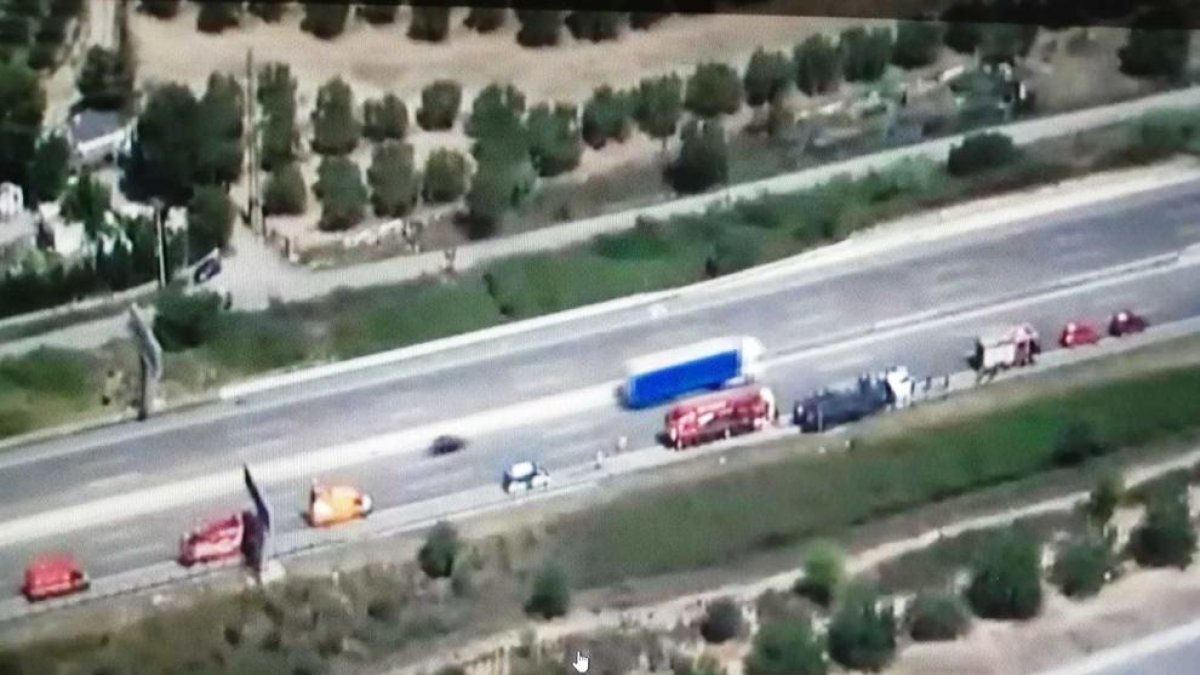 Cortado un carril del AP-7 en Vila-seca al volcar un camión que transportaba mercancías peligrosas