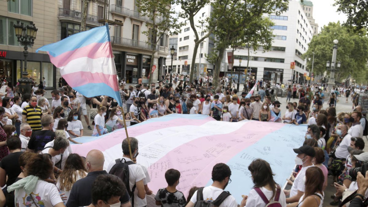 El col·lectiu trans celebra el desbloqueig de la llei que recollirà la lliure elecció de gènere