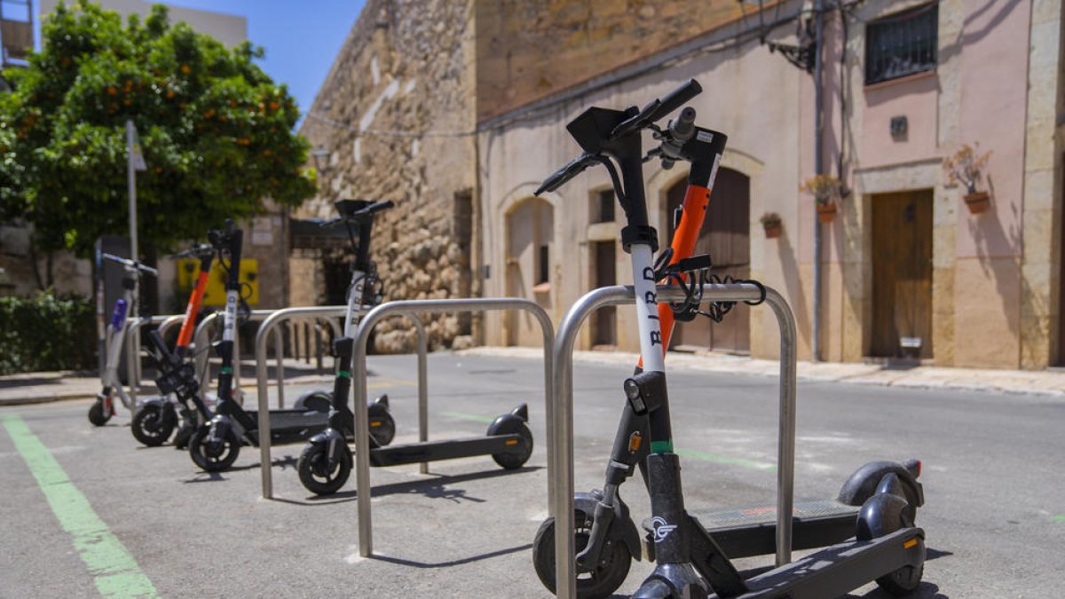 Les empreses de patinets elèctrics de Tarragona deixen en mans dels usuaris dur el seu propi casc