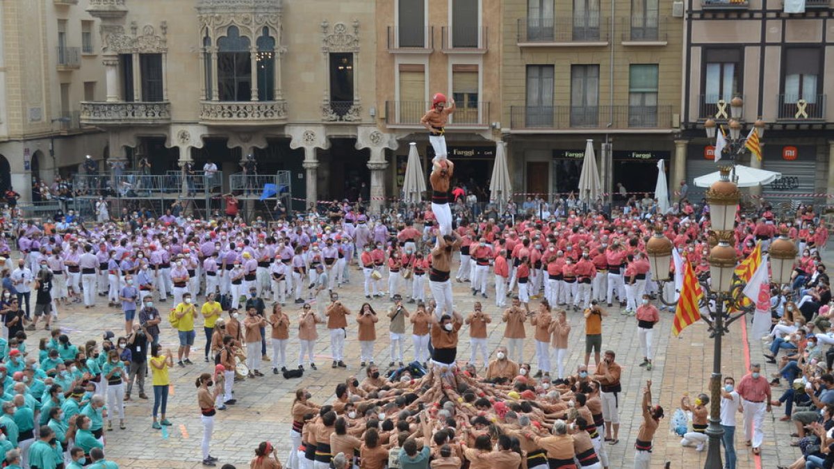 La represa castellera agafa embranzida al Mercadal de Reus i torna a veure els vuit pisos