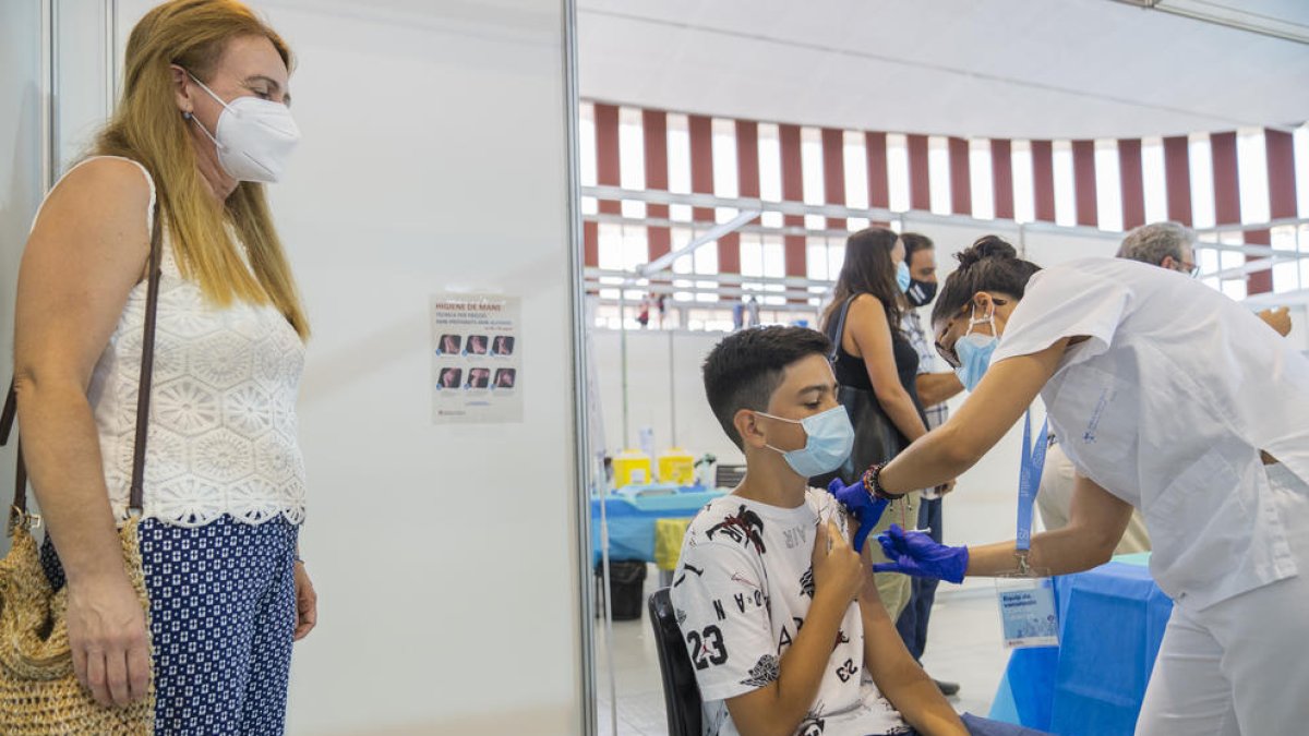 Unos 2.700 jóvenes de entre 12 y 15 años se vacunan el primer día en Tarragona
