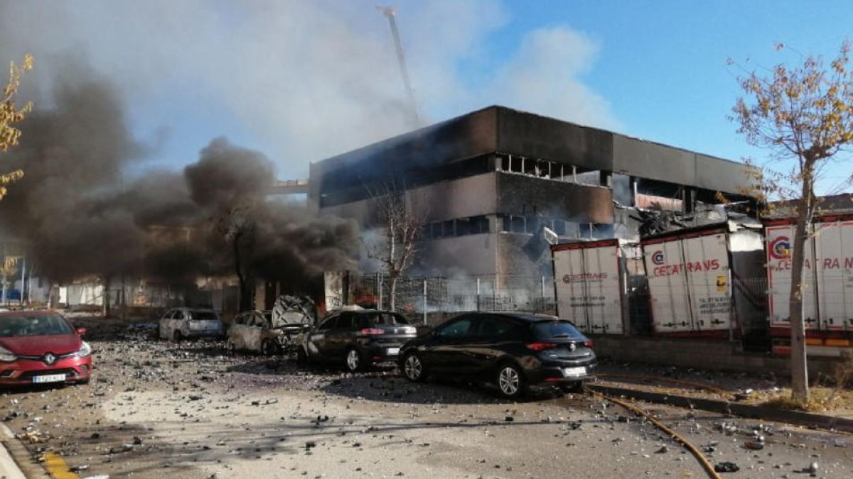 Tretze ferits en les explosions en una empresa de productes químics de l'Arboç