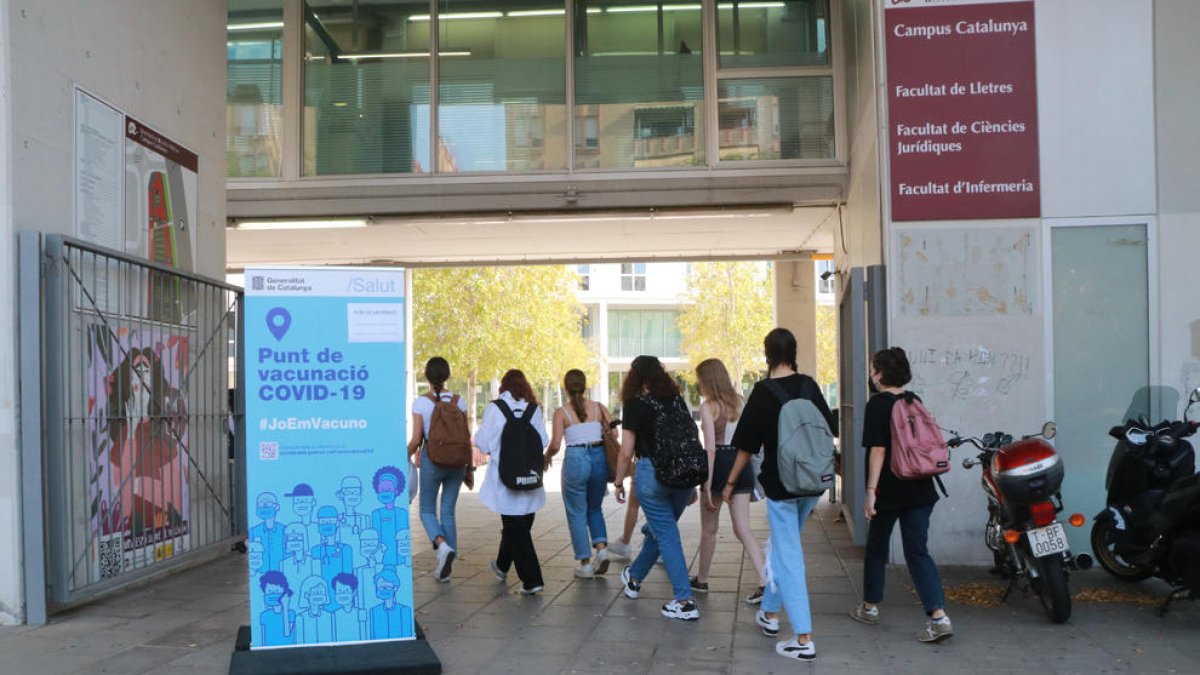 Plan|Plano general de un cartel informativo sobre el punto de vacunación sin cita en el Campus Cataluña.