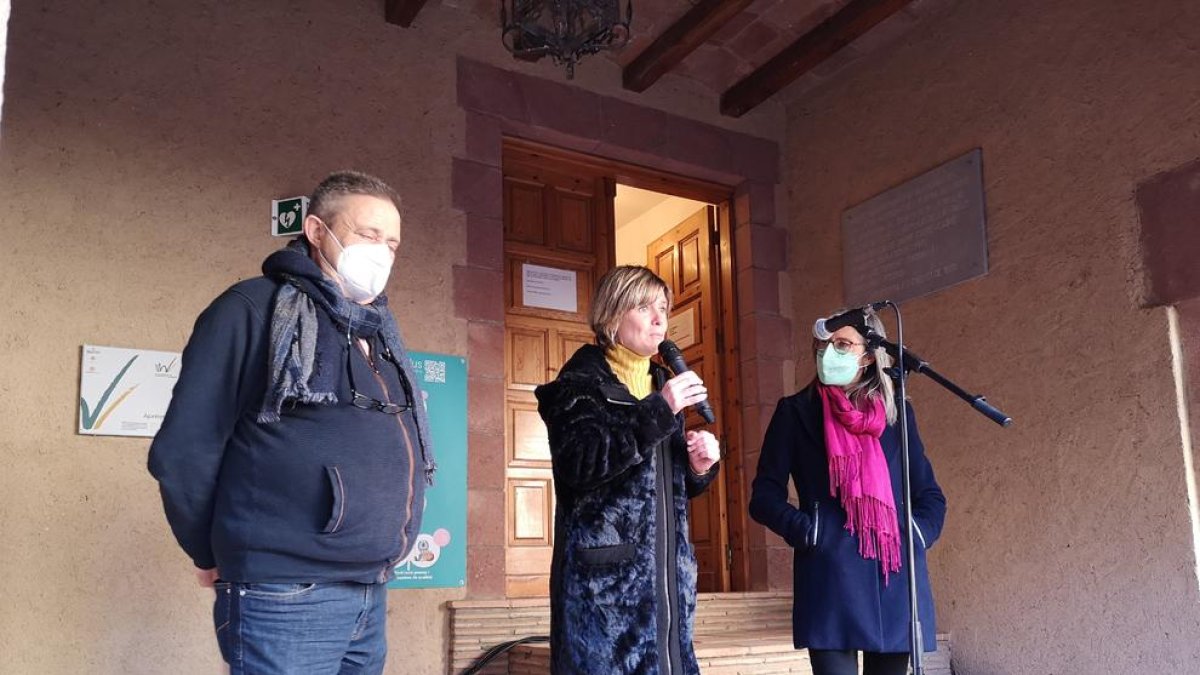 La presidenta de la Diputació de Tarragona inaugura la 8a Fira de Nadal El Caganer de l'Argentera