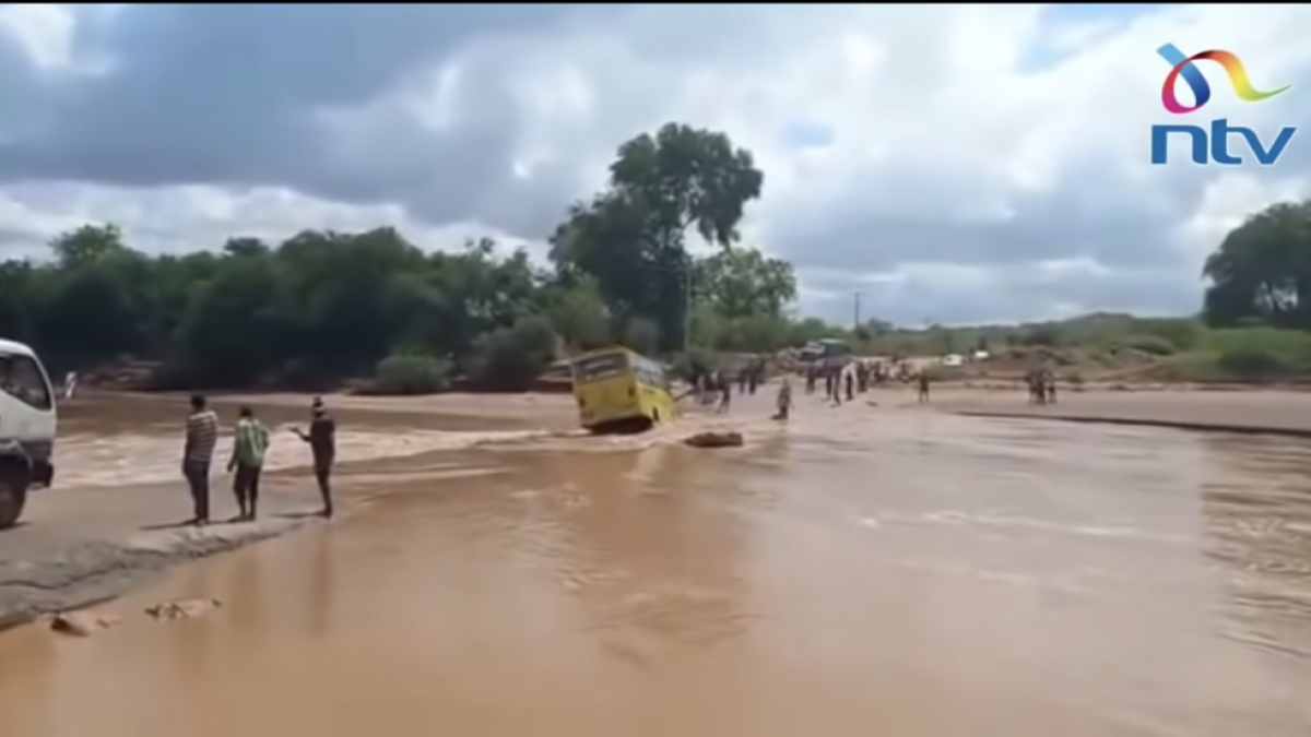 Más de una veintena de muertos|muertes por|para el hundimiento de un autobús en un río en Kenia