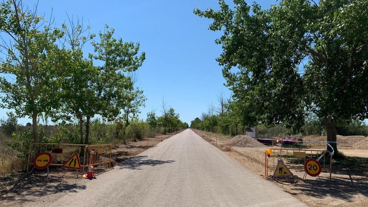 L'Ajuntament de Deltebre repara la principal carretera d'accés a la desembocadura del riu