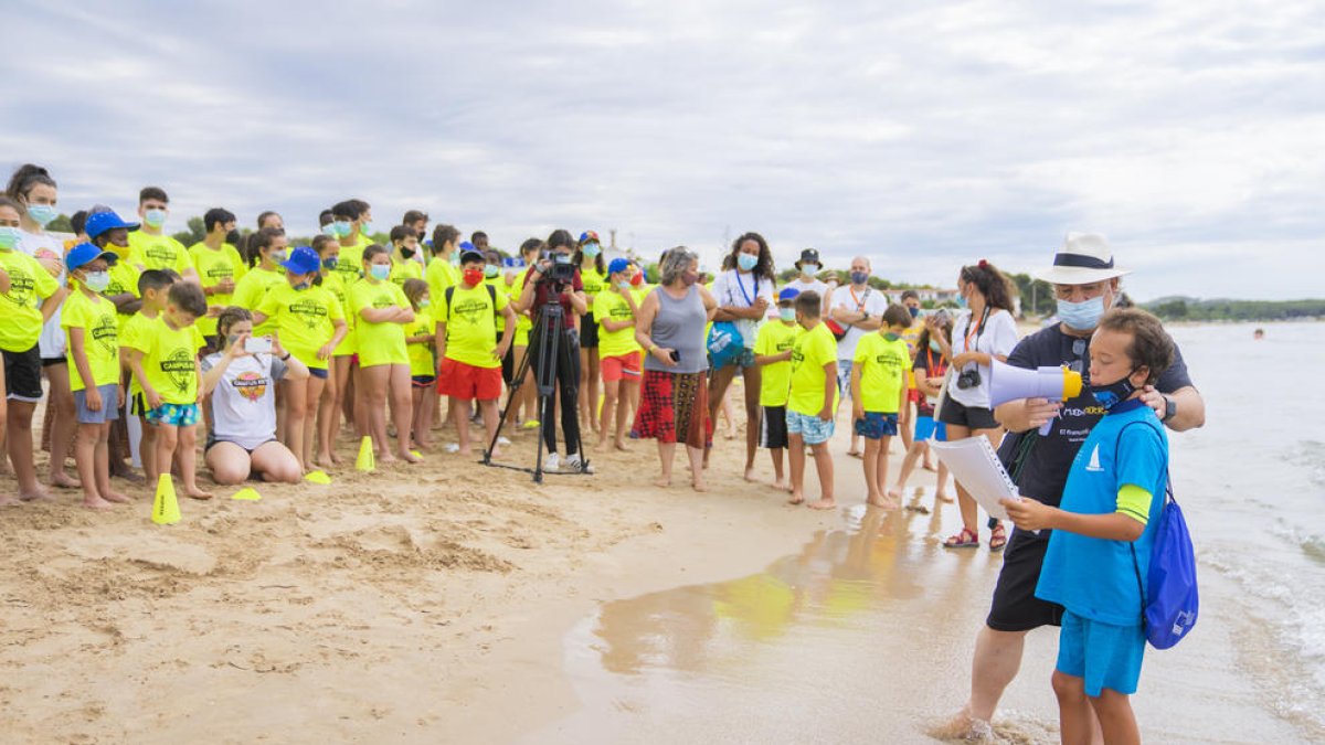 Casi 200 personas recogen residuos en la playa Larga de Tarragona de la mano de Madre Terra